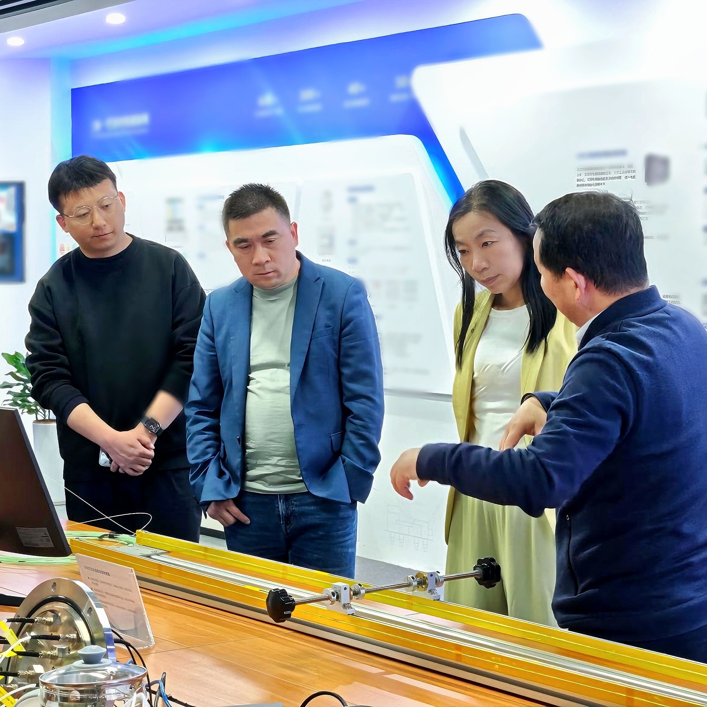 新華社上海、江蘇、安徽等地記者團赴光格科技調研人工智能發(fā)展現狀與未來(lái)趨勢
